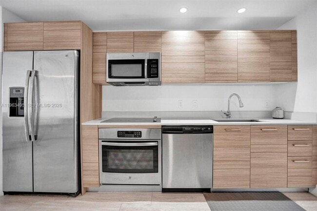 Building Photo - 121 NE 34th St