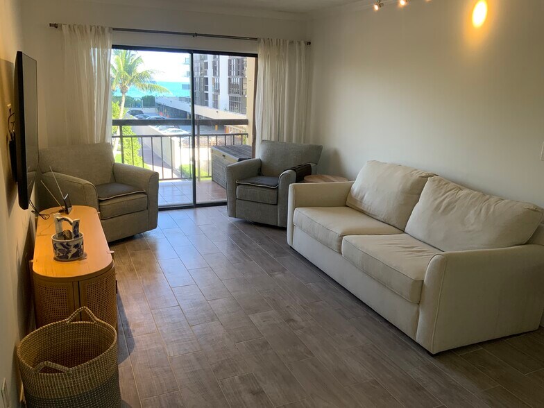 Building Photo - 6444 Collins Ave