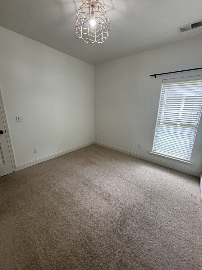 Building Photo - 3 Bed 2 Bath Home In Westover With A 2 Car Garage