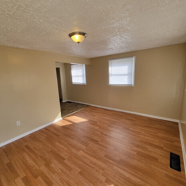 Building Photo - Near East 2BR House ready to Lease!