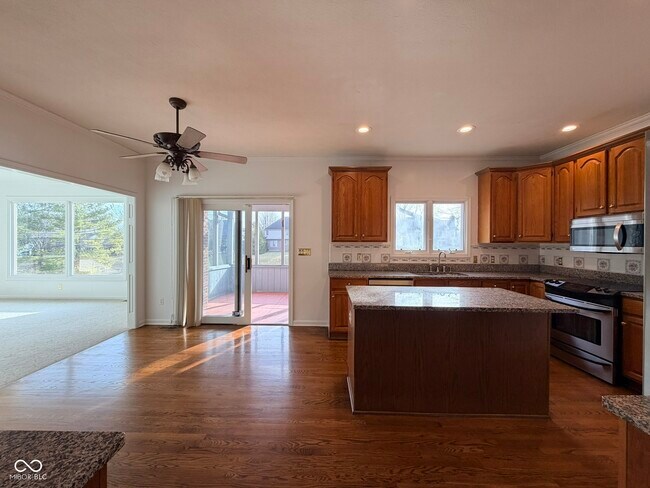 Building Photo - 1351 Woodpond N Roundabout