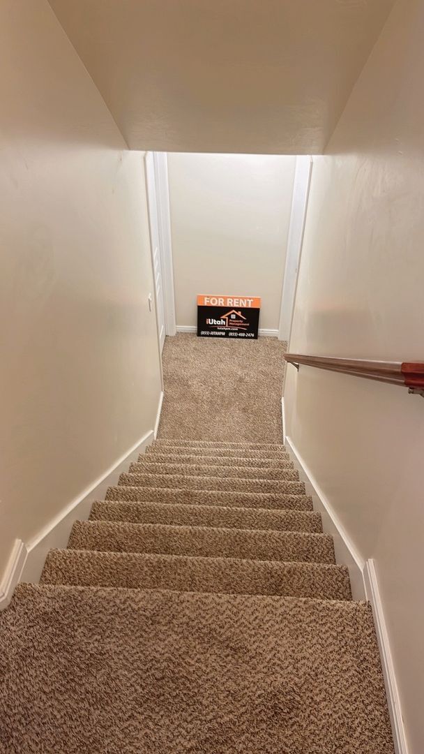 Building Photo - 6 bedroom 3 1/2 bathrooms 2 car garage Lar...