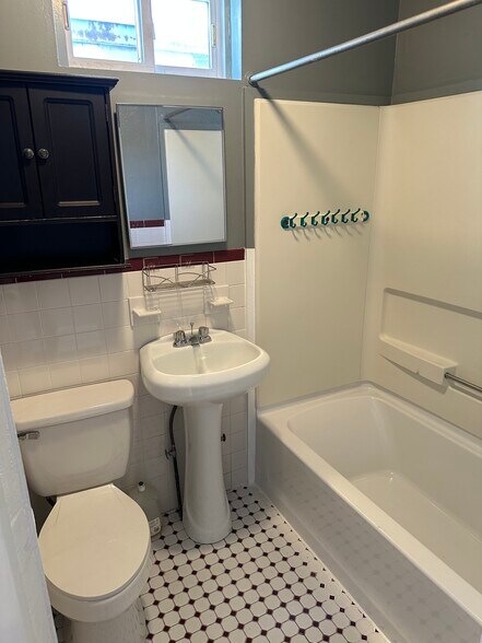 Building Photo - 1914 E Hazzard St