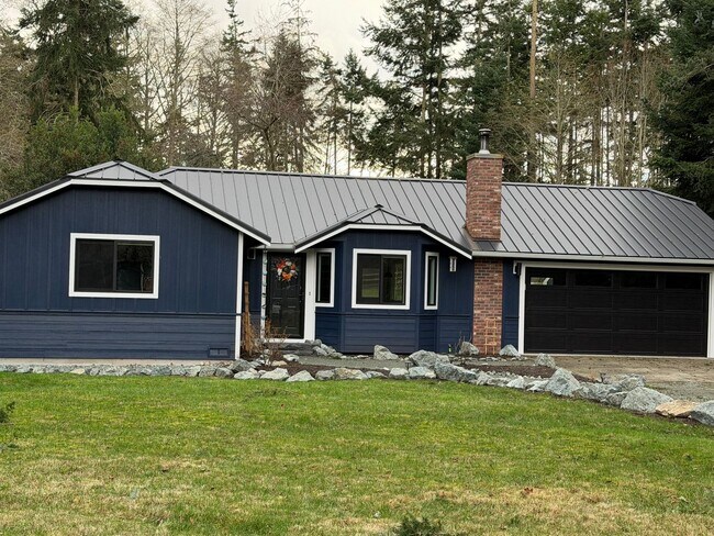 Building Photo - Lovely Single Level Rambler with Custom Finishes and Pet Friendly!