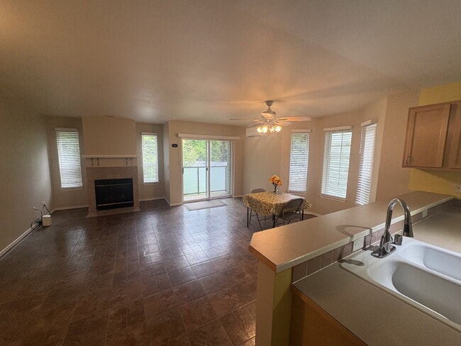 Building Photo - Bright, Spacious Townhome with Stylish Upgrades in Pinehurst/Roosevelt