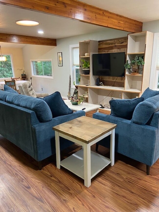 Building Photo - Charming Craftsman in Sunny Coquille! Mont...