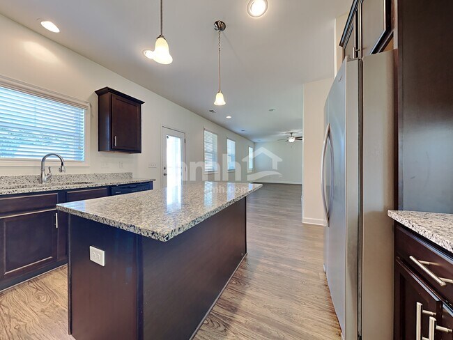 Building Photo - 532 Lateleaf Dr