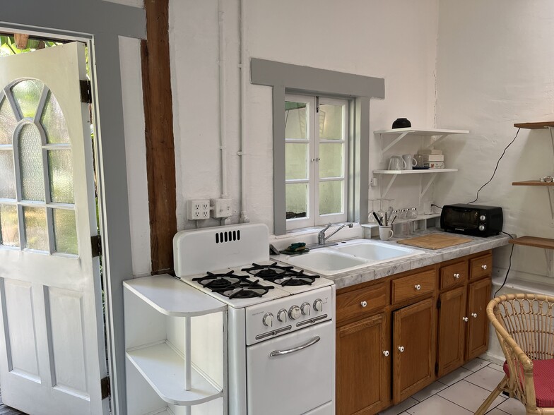 Building Photo - 3534 Fernwood Ave