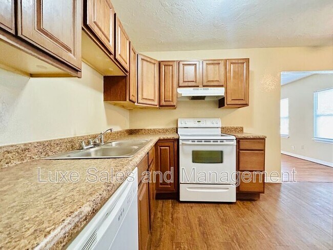 Building Photo - 421 E Showalter Dr
