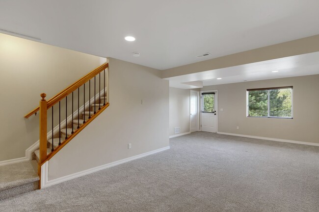 Building Photo - 3 Bedroom townhome