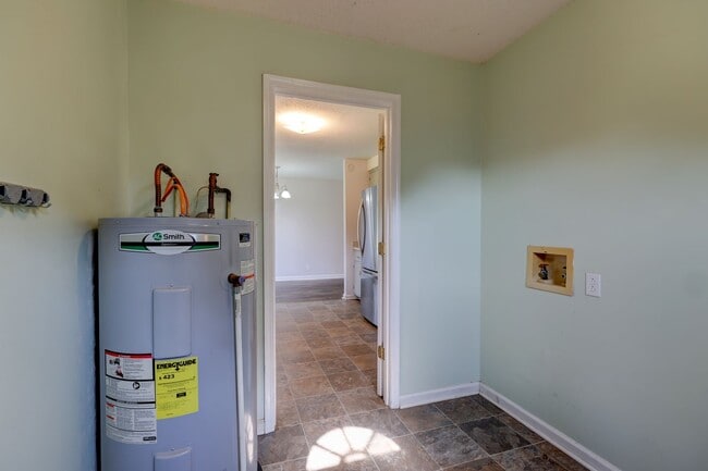 Building Photo - 204 Bob White Dr