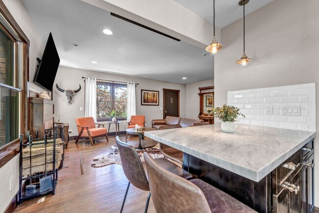 Building Photo - Charming Modern Industrial Fully Furnished Home for Lease
