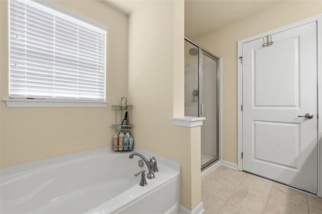 Building Photo - 601 Pointe View Dr