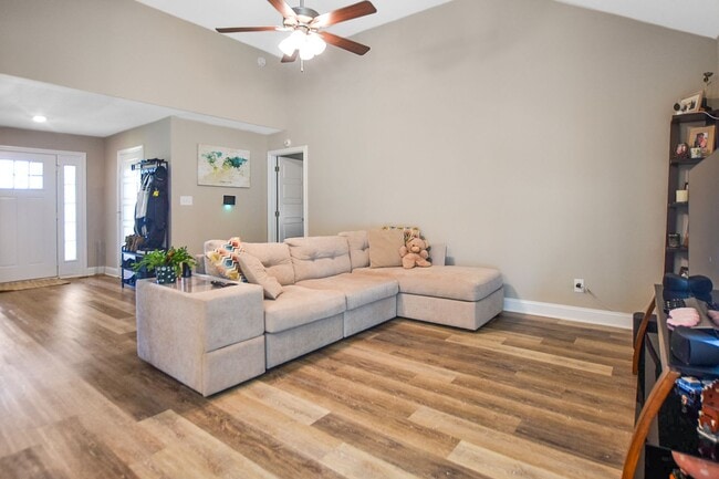 Building Photo - Pet Friendly Three Bedroom!