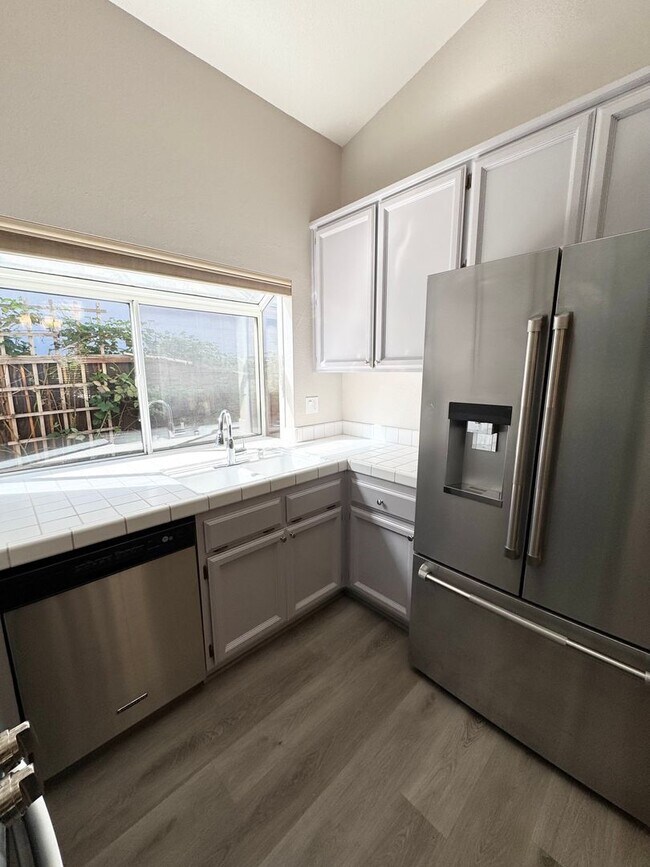 Building Photo - Move-In Ready 3-Bed, 2-Bath Home in Roseville! SEE VIDEO