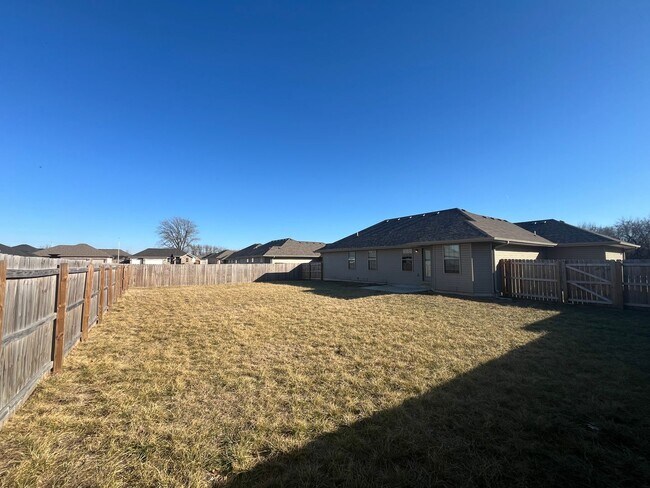 Building Photo - 1-year old, 3 Bedroom Home In Willard School District