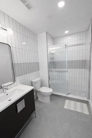 Building Photo - 654 E Broadway