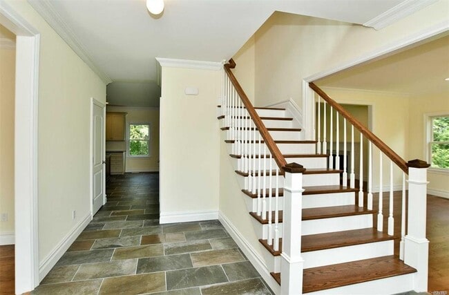 Building Photo - 52 Hillside Pl