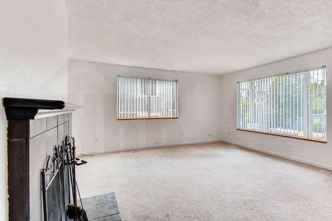 Building Photo - Gorgeous 3 Bedroom Home near Ruston Way!