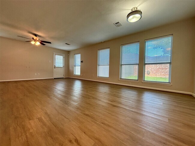 Building Photo - 13019 Skyline Dr