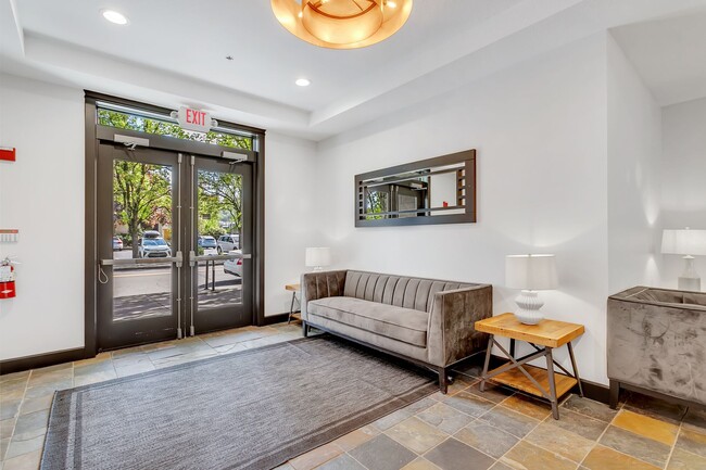 Building Photo - Luxury One-Bedroom Condo in Downtown Gresh...