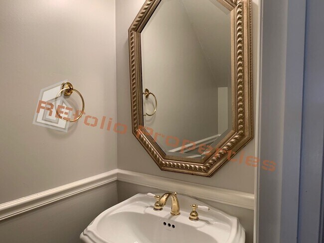 Building Photo - Charming 2-Story 2 BR Townhome @ Paxton To...