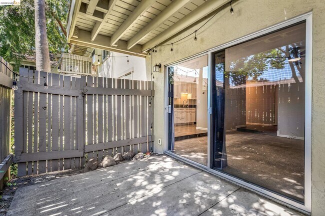Building Photo - 2562 Walnut Blvd