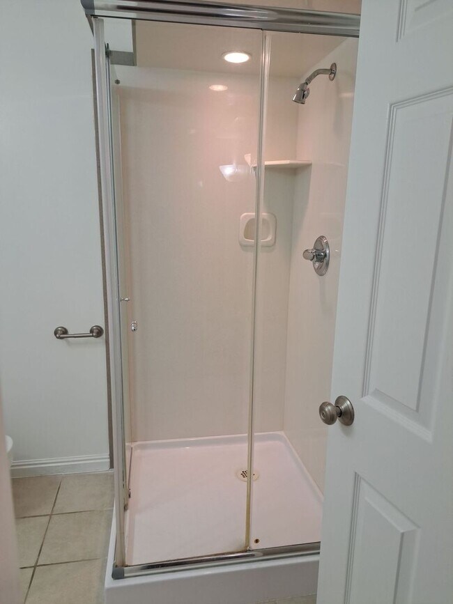 Building Photo - End unit townhome with basement suite!!