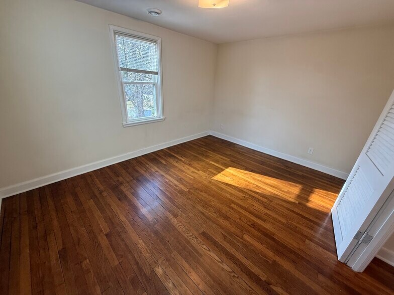 Building Photo - 509 Oak St