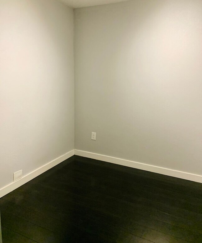 Building Photo - 1 Bedroom 1 Bathroom in Congress Park      **Move-In Special**