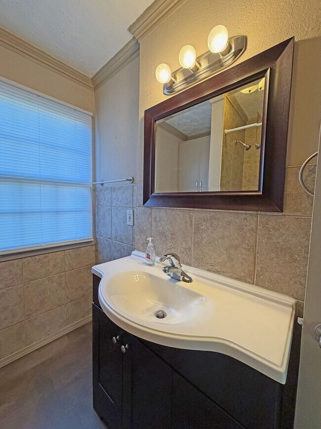 Building Photo - Gorgeous Well Kept Home Near Mercy & Bass Pro!