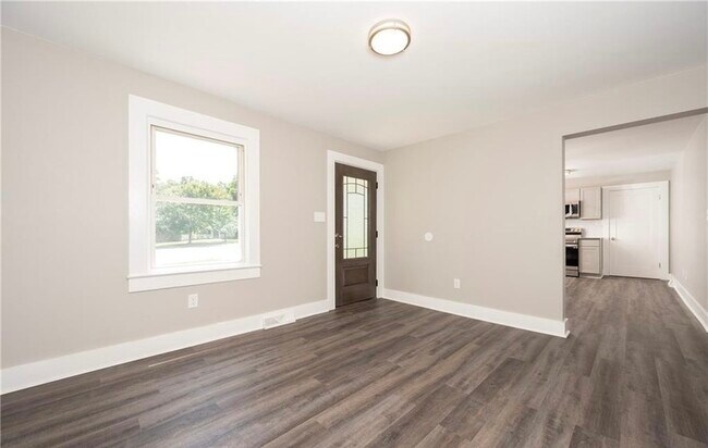 Building Photo - 3140 S Stratford Rd