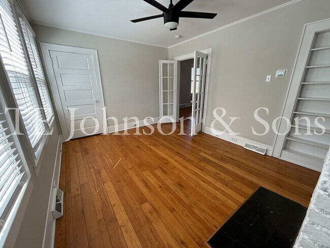 Building Photo - Charming 3BR Home with Fenced Yard, Hardwood Floors and Classic Built Ins