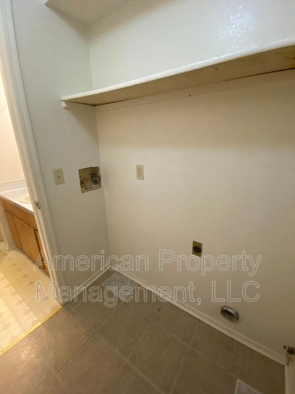 Building Photo - 2303 W Quantico St