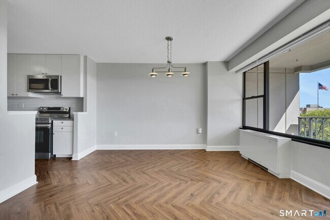 Building Photo - 44 Strawberry Hill Ave