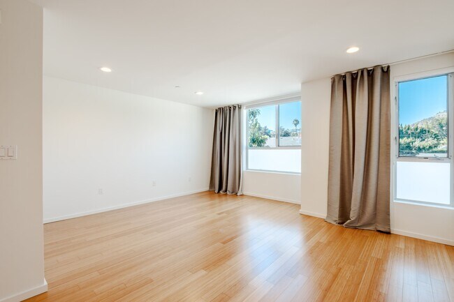 Building Photo - 1220 N Orange Grove Ave