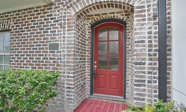 Building Photo - 2027 Fannin Station W