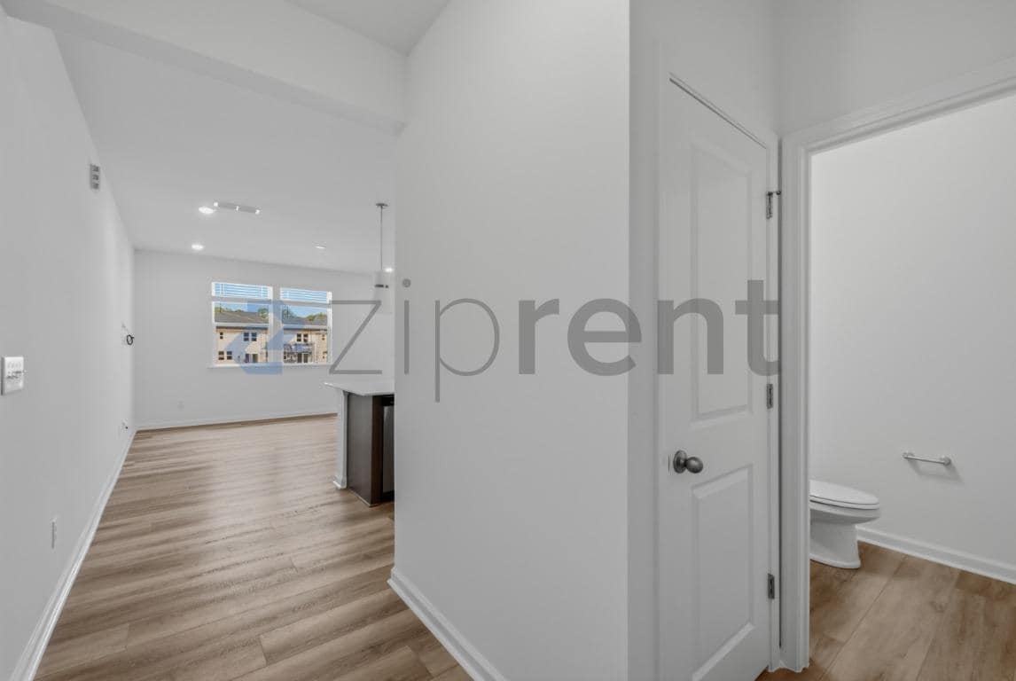 Building Photo - Unit