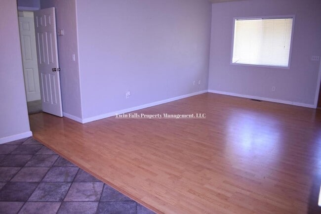 Building Photo - 2010 Carlis Cove