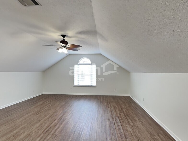 Building Photo - 1883 Portview Dr