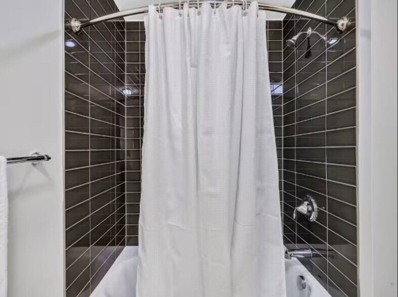 Building Photo - 1555 Elm St