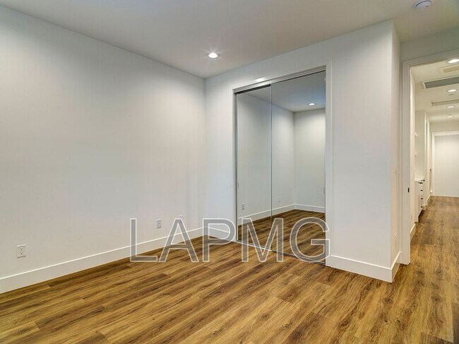 Building Photo - 5600 W 78th