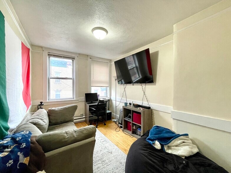 Building Photo - 137 Endicott St