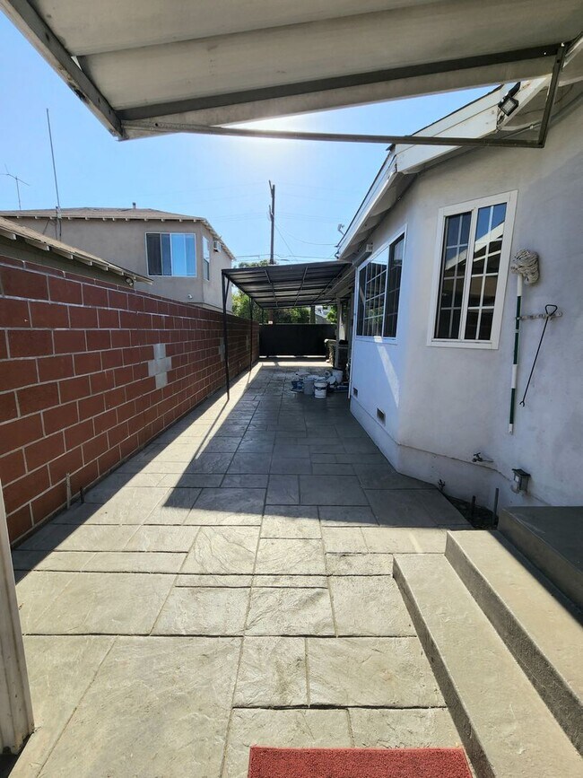 Building Photo - Spacious North Hollywood Home with Guest S...