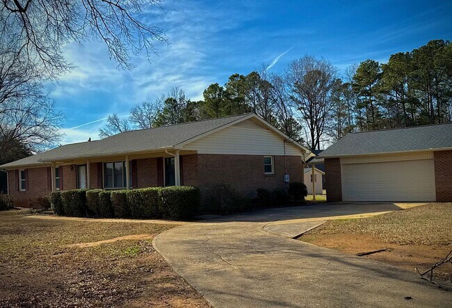 Building Photo - Lovely 3-Bedroom, 2-Bathroom Ranch