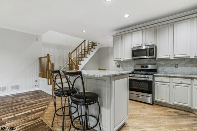 Building Photo - 5 Hidden Pond Ct