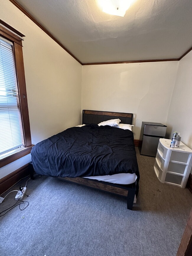 Building Photo - 6 bedroom 2 bath Duplex - available for June 1st close to UWEC!