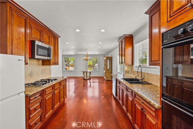 Building Photo - 23036 Burbank Blvd