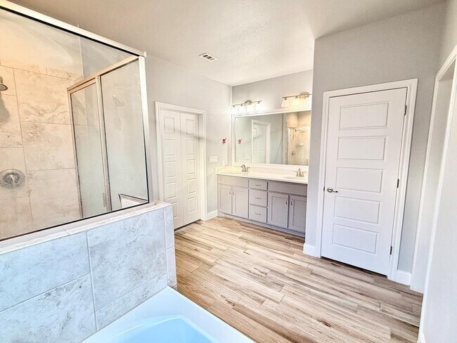 Building Photo - 3907 Yorkshire Dr