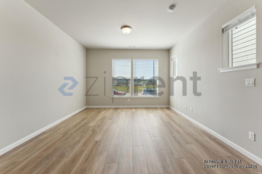 Building Photo - 8457 SE Kinnaman St